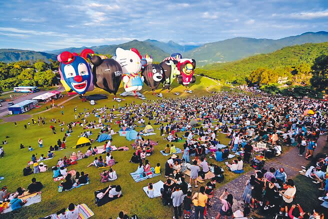 台東熱氣球嘉年華魅力難擋，17日清晨約湧入2萬人，來自美國的小丑球Carnival（左一）首次亮相。（莊哲權攝）