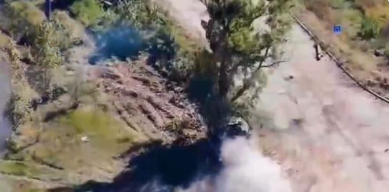 El momento en que un tanque ruso choca contra un árbol