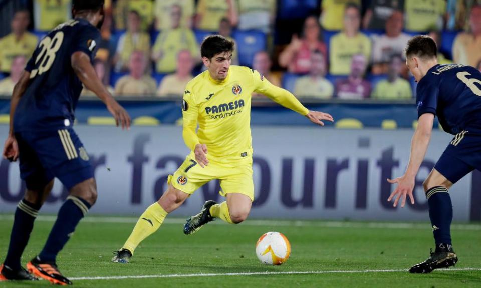 Gerard Moreno tries to weave his way through the Dinamo Zagreb defence.