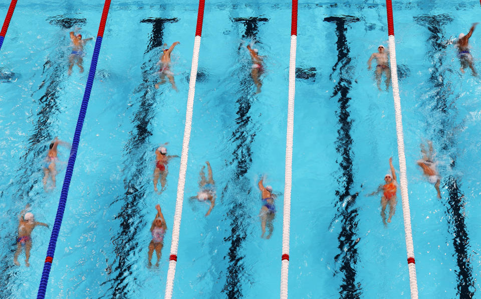 Pływacy trenują w basenie w La Défense Arena. (Zdjęcie: Al Bello/Getty Images)