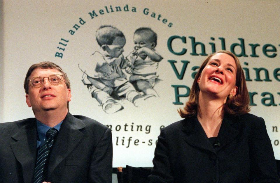 <p>Melinda dejó Microsoft en 1996 para centrarse en su familia, pero inició una nueva etapa como filántropa junto a su exmarido. En esta imagen de 1998 vemos a la pareja anunciando la donación de 100 millones de dólares para promover la vacunación infantil en países en desarrollo. (Foto: Timothy Clary / AFP / Getty Images)</p> 