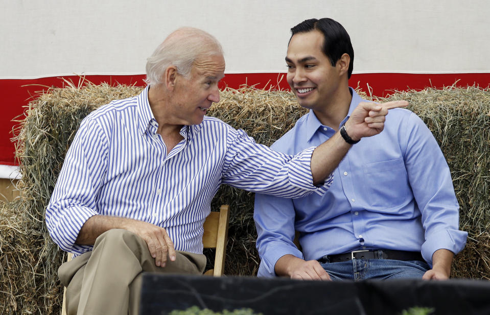 El entonces vicepresidente Joe Biden y Julián Casto´, cuando era alcalde de San Antonio, en 2013. Biden es hoy el puntero rumbo a la candidatura presidencial del Partido Demócrata y hay quien sugiere que Castro podría ser una opción para la candidatura a vicepresidente. (AP Photo/Charlie Neibergall, File)