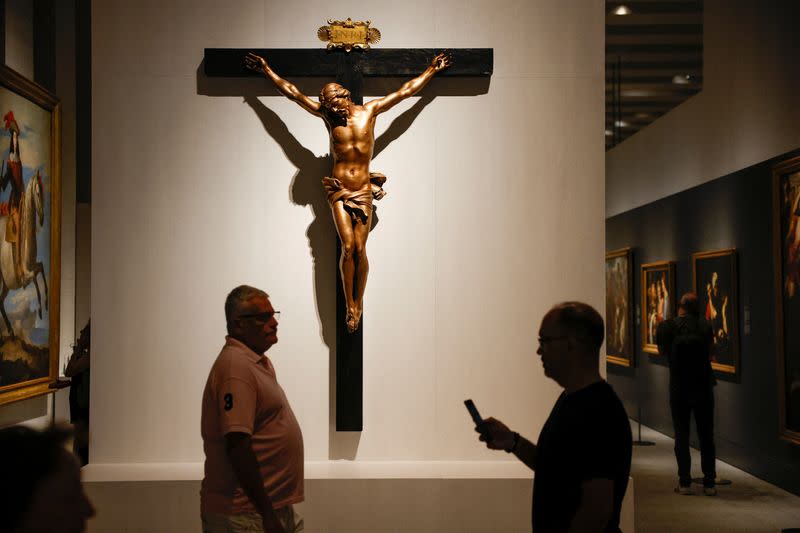 Los visitantes pasan por delante del "Cristo en la cruz" del artista Gian Lorenzo Bernini en la Galería de las Colecciones Reales en Madrid, España