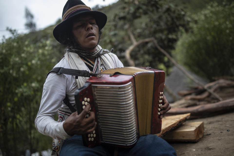 Salvador, un indígena arhuaco, toca el acordeón en Nabusimake en la Sierra Nevada de Santa Marta, Colombia, el lunes 16 de enero de 2023. (AP Foto/Iván Valencia)