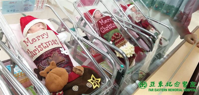 亞東醫院產房嬰兒室的護理人員為新生寶寶們穿上聖誕服裝，模樣簡直萌翻。（圖／亞東醫院提供）