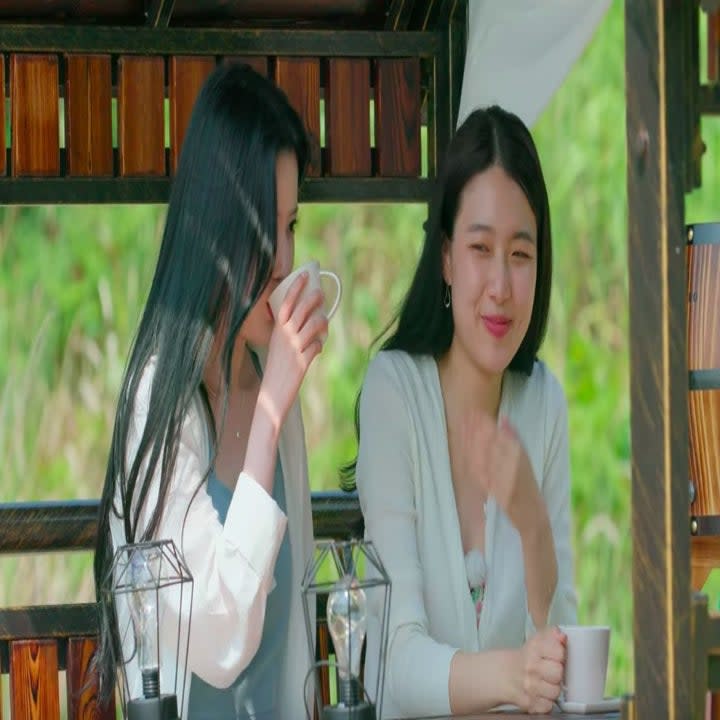 Min-ji sips water as Su-min laughs