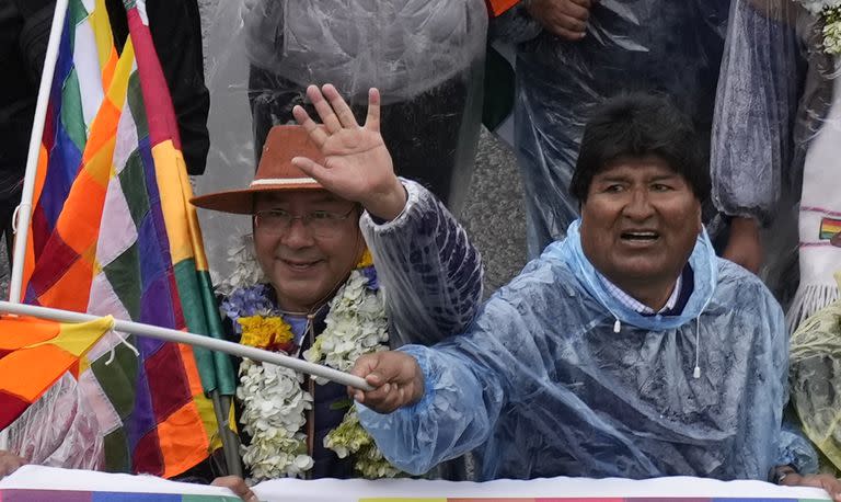 El presidente boliviano Luis Arce, a la izquierda, junto el expresidente Evo Morales durante una marcha denominada 