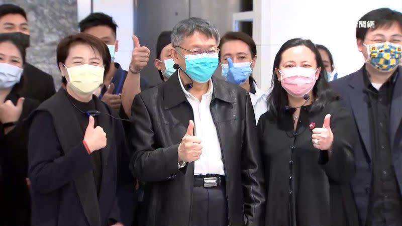 台北市長柯文哲來到防疫旅館慰問辛勞的工作人員。