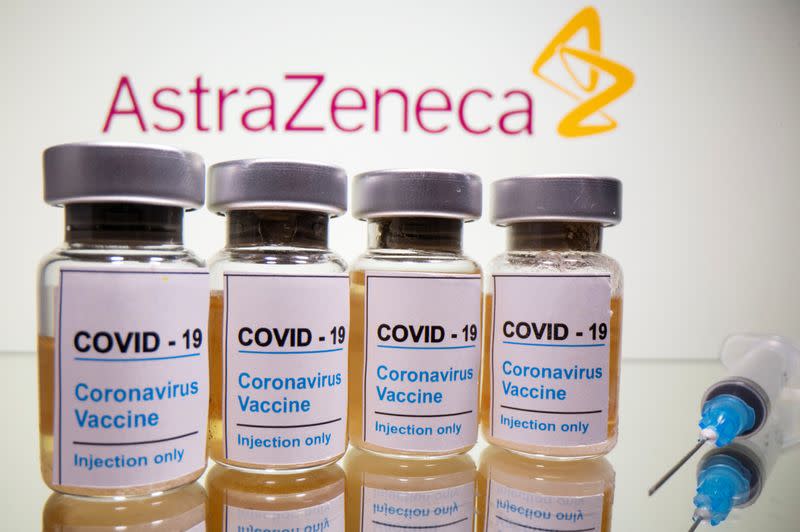 Ilustración fotográfica con viales de vacunas contra el coronavirus junto al logo de AstraZeneca.