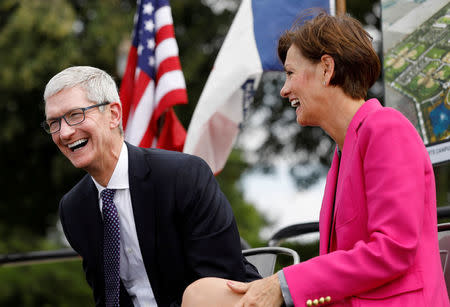 Apple Chief Executive Officer Tim Cook discusses Apple plans to build a $1.375 billion data center in Waukee, Iowa, with Iowa Gov. Kim Reynolds, at the Iowa State Capitol in Des Moines, Iowa August 24, 2017. REUTERS/Scott Morgan