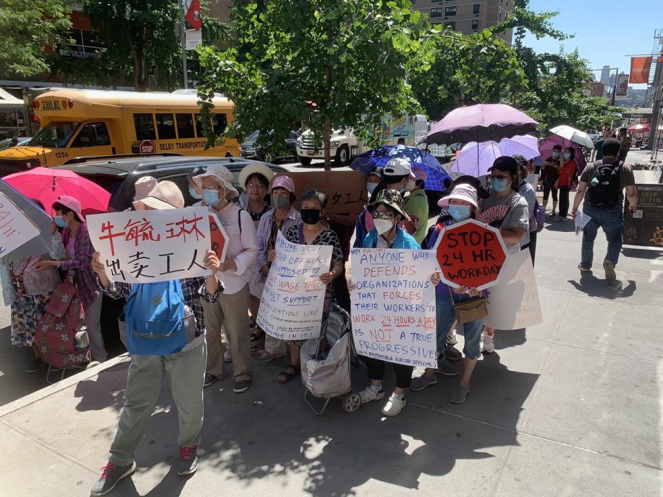 華人職工會3日組織工人示威，要求牛毓琳退選國會議員。(記者和釗宇／攝影)