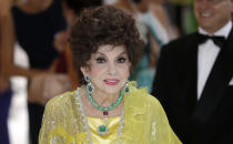 ARCHIVO - La actriz italiana Gina Lollobrigida llega al Baile de la Cruz Roja de Mónaco el 1 de agosto de 2014, en Mónaco. La leyenda del cine italiano Gina Lollobrigida, que alcanzó el estrellato cinematográfico internacional durante la década de 1950 y fue apodada “la mujer más bella del mundo” por el título de una de sus películas, murió en Roma el lunes 16 de enero de 2023, dijo su agente. Tenía 95 años (Foto AP/Lionel Cironneau, archivo)