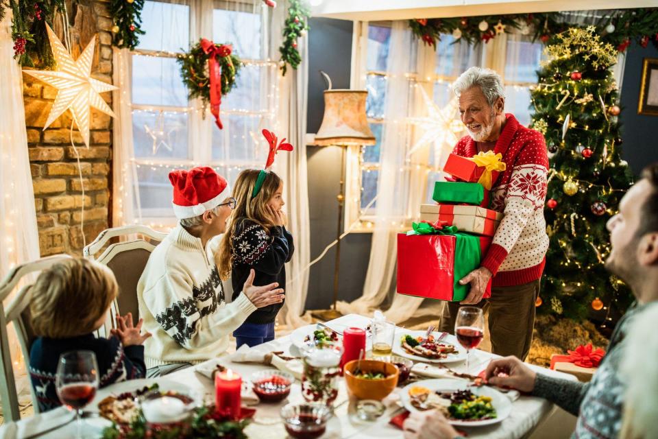 Una familia en la cena de Navidad.