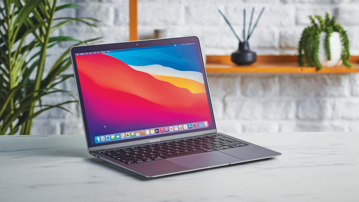  A MacBook Air (2020) on a desk. 