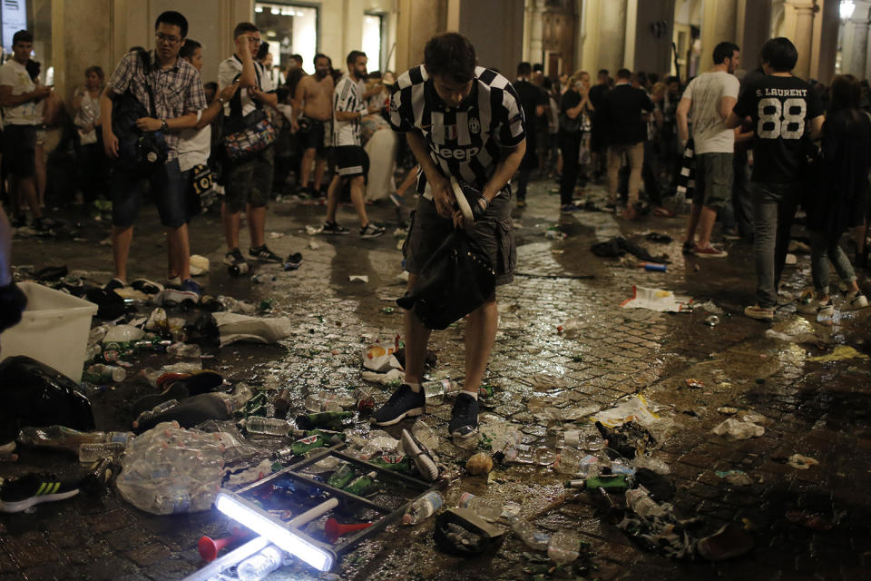 <p>Juventus’ supporters look for personal belongings in Piazza San Carlo after a panic movement in the fanzone where thousands of Juventus fans were watching the UEFA Champions League Final football match between Juventus and Real Madrid on a giant screen, on June 3, 2017 in Turin. (Massimo Pinca/AFP/Getty Images) </p>