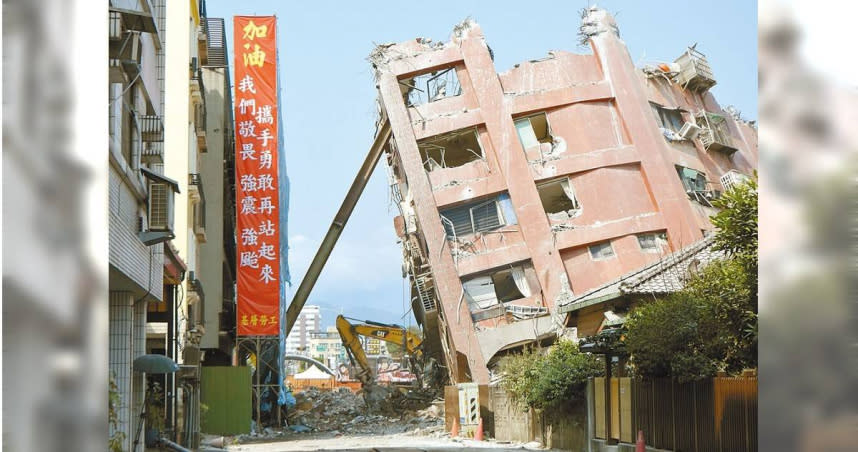 花蓮市天王星大樓因強震倒塌，14日已從9樓拆到4樓，預計18日能拆除完畢。（圖／中國時報羅亦晽攝）
