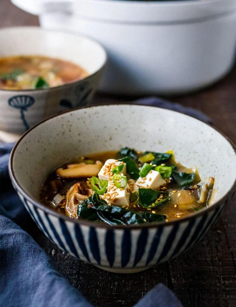 Soupe miso aux poireaux, champignons et légumes verts