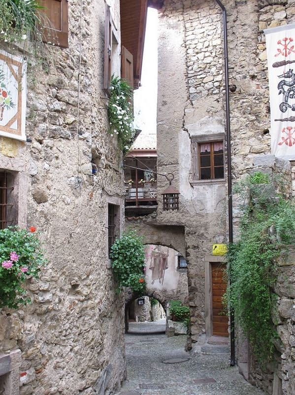 Located in the city of Trentino, <a href="http://www.canaleditenno.com/en/" target="_blank">Canale di Tenno</a> has origins dating back to 1211. It is notable for its architecture, characteristic of the Middle Ages: barrel vaults, underpasses and galleries, all of which have darkened over time. Some houses are decorated with (mostly modern) frescoes, the most exquisite of which are the work of the painter <a href="http://commons.wikimedia.org/wiki/File:Gianni_Longinotti_Canale_di_Tenno_anni_novanta.jpg" target="_blank">Gianni Longinotti.</a>