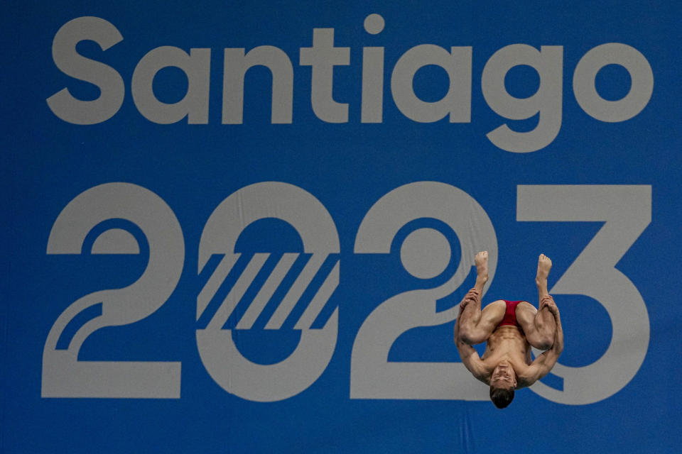 El mexicano Osmar Olvera compite en el trampolín de 3 metros masculino de los Juegos Panamericanos en Santiago, Chile, el lunes 23 de octubre de 2023. (AP Foto/Esteban Félix)