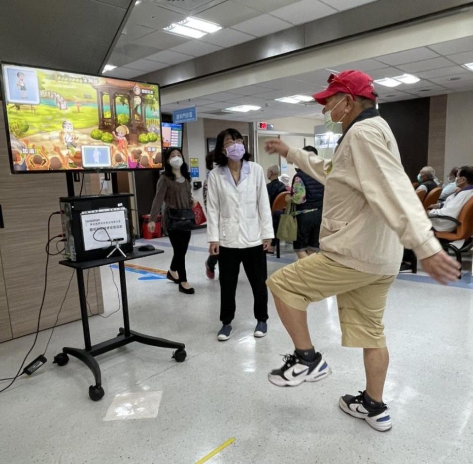 高醫醫療體系參與台灣醫療科技展，大同醫院推出體感科技互動體驗，可評估失智風險。<br>（記者王正平攝）