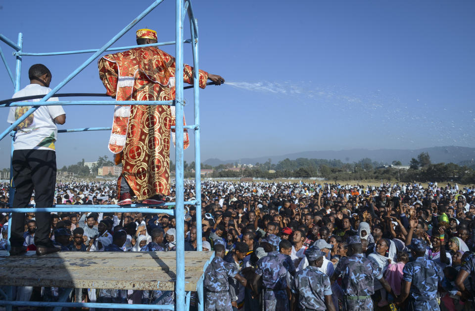 Cristianos de la Iglesia Etíope Ortodoxa son rociados con agua bendita durante la fiesta Timkat, o Epifanía, en la capital Adís Abeba, Etiopía, el domingo 19 de enero de 2020. (AP Foto)