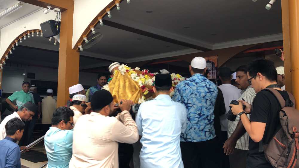 SM Mohamed Idris’ body being taken from the mosque to the cemetery. ― Picture by Opalyn Mok