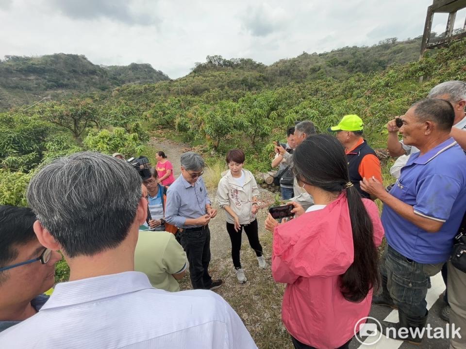 立法院經濟委員會在立委陳亭妃安排下，邀請農業部長陳駿季到台南，與農民、各區農會幹部座談，並爭取蜂農與芒果農災損補助。   圖：陳亭妃服務處提供