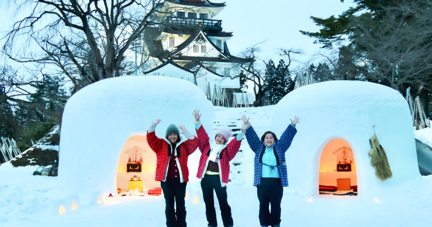 嚴藝文（左起）、楊貴媚、鍾欣凌體驗蓋雪屋。（圖／桂田文化藝術基金會、桂田文創提供）