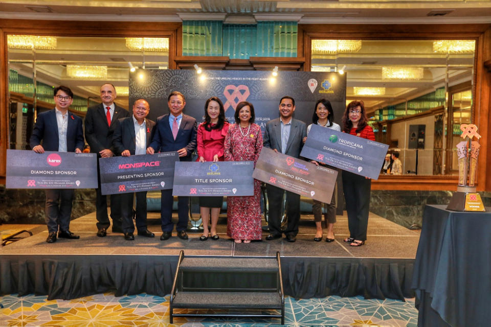 Representatives of corporate sponsors and donors for the Gala pose with MAF patron Datin Paduka Marina Mahathir (4th right) and MAF honorary secretary Bakhtiar Talhah (3rd left). — Picture by Ahmad Zamzahuri