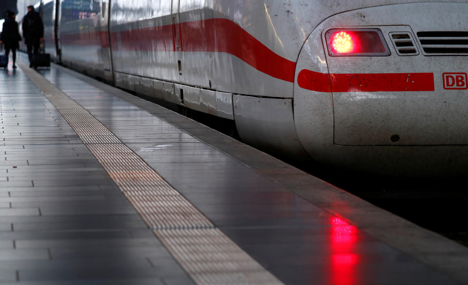 Ein Graffiti-Künstler hat einem ICE der Deutschen Bahn einen Mundschutz verpasst. (Foto: REUTERS / Kai Pfaffenbach)