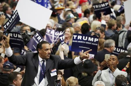 Foto del martes de un grupo de delegados celebrando la nominación de Donald Trump como el candidato republicano a la presidencia de Estados Unidos en la convención del partido en Cleveland, Ohio. Jul 19, 2016. Donald Trump aseguró el martes su candidatura a la presidencia de Estados Unidos como representante republicano, tras derrotar a 16 rivales, causar preocupación entre los líderes del partido y provocar controversia en la convención electoral en Cleveland. REUTERS/Jim Young