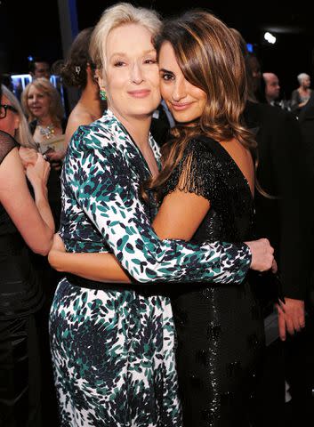 <p>Dimitrios Kambouris/Wireimage</p> Meryl Streep and Penélope Cruz on Jan. 23, 2010