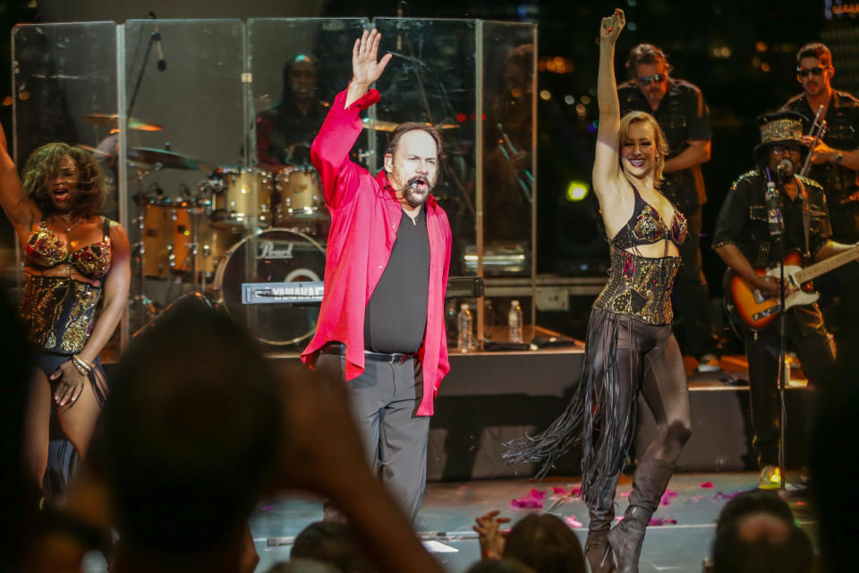 KC and The Sunshine Band kick off their concert at a fully packed Esplanade Outdoor Theatre. (Photo: Nick Tan/ Yahoo Newsroom)