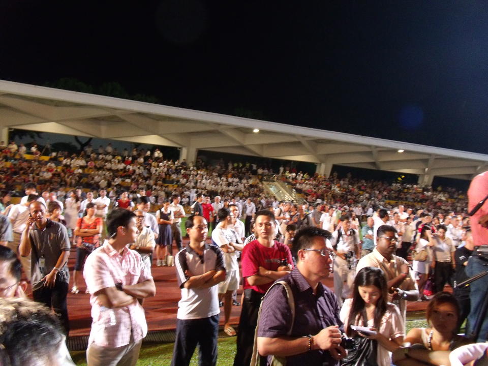 Supporters were taught to learn a cheer before the candidates arrived and were cued to cheer by the host. (Yahoo! photo/ Fann Sim)