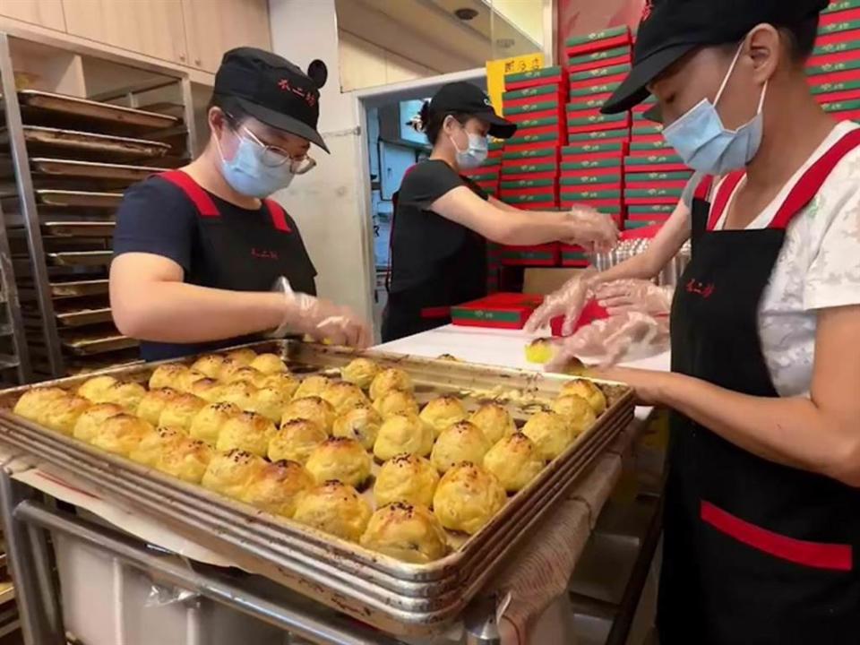 彰化市不二坊蛋黃酥店休長達22天後，今天上午9時開放現場購買。（資料照）
