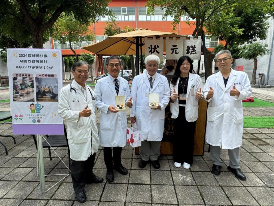 Le gâteau Wenqing Zhuangyuan dans le jardin de l'hôpital symbolise les bénédictions de la branche Beirong Hsinchu pour le progrès de l'enseignement et de la recherche au cours des dix prochaines années. De droite à gauche sur la photo se trouvent Lin Mingdeng, directeur du Département de psychiatrie, Wang Yingmei, directeur du Centre d'enseignement et de recherche, Chen Zengji, doyen, Chen Xuanda, vice-doyen, et Yin Juhao, directeur du Département de neurologie. . (Photo du journaliste Peng Xinru)