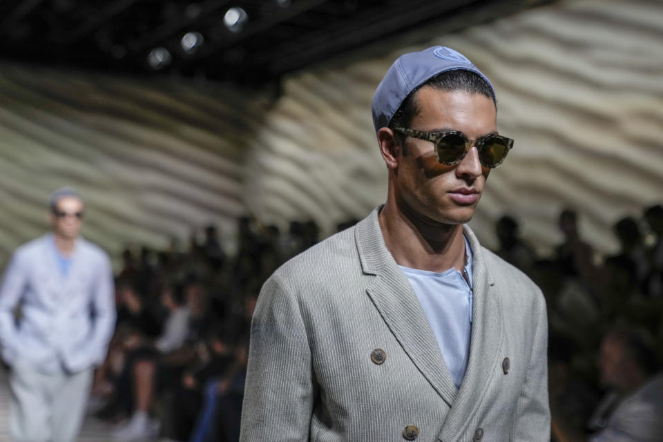 Un modelo luce una creación de Georgio Armani durante la presentación de su colección masculina primavera-verano 2023 el lunes 20 de junio de 2022 en Milán, Italia. (Foto AP/Luca Bruno)