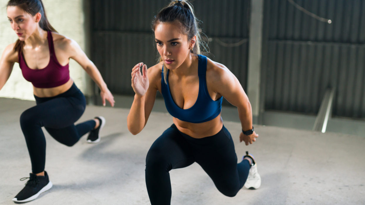  Two women doing bodyweight lunges. 