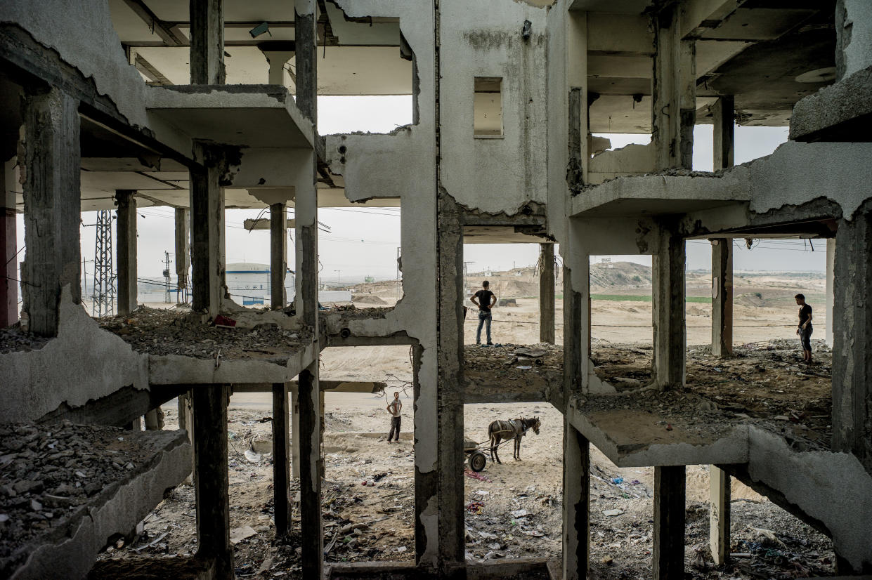 Personas buscan entre los escombros de un edificio destruido durante los enfrentamientos en Beit Lahiya, en la Franja de Gaza, el 3 de agosto de 2015. (Tomas Munita/The New York Times)
