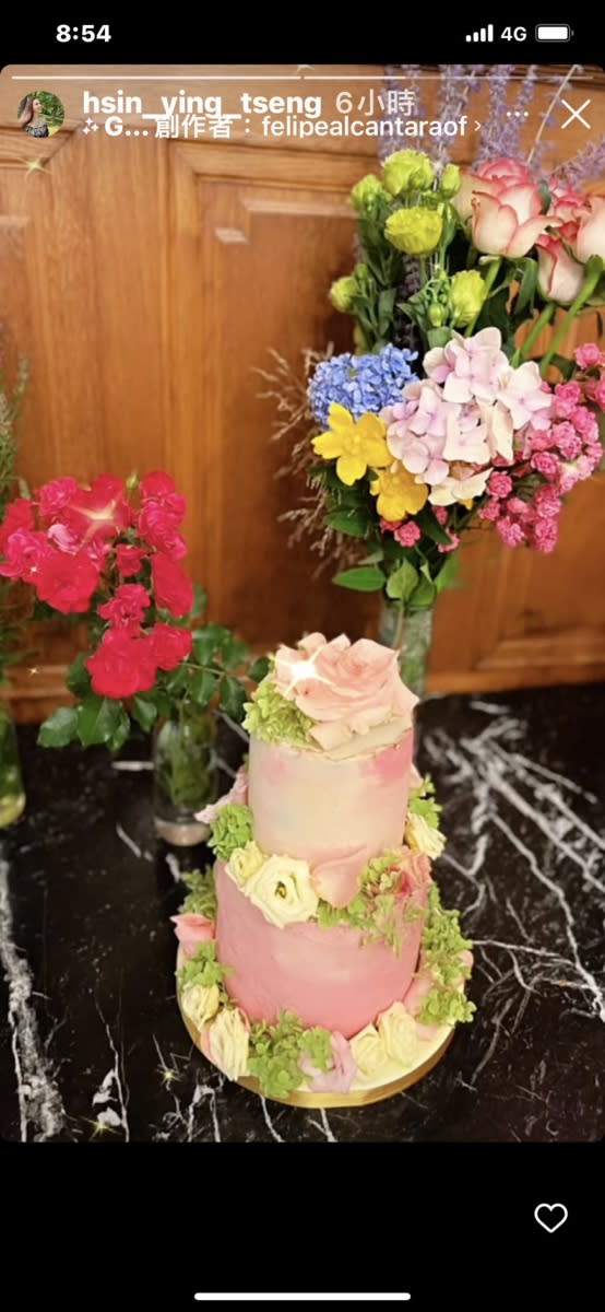 粉色玫瑰花蛋糕完美襯托出曾馨瑩優雅美麗的氣質。（圖／翻攝自曾馨瑩IG）