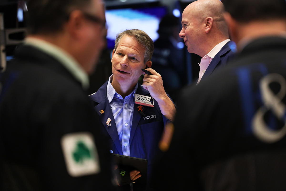 Stocks struggle to rebound as selling pressure continues