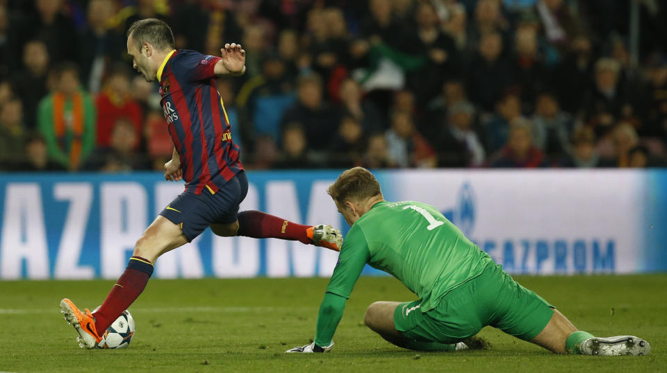 Barcelona's Andres Iniesta, left goes around Manchester City's goalkeeper Joe Hart to set up a goal for Daniel Alves during a Champions League, round of 16, second leg, soccer match between FC Barcelona and Manchester City at the Camp Nou Stadium in Barcelona, Spain, Wednesday March 12, 2014. (AP Photo/Emilio Morenatti)