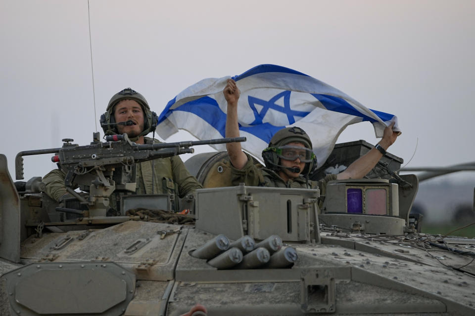 Tanques israelíes se dirigen hacia la frontera con la Franja de Gaza, en el sur de Israel, el 12 de octubre de 2023. (AP Foto/Ohad Zwigenberg)