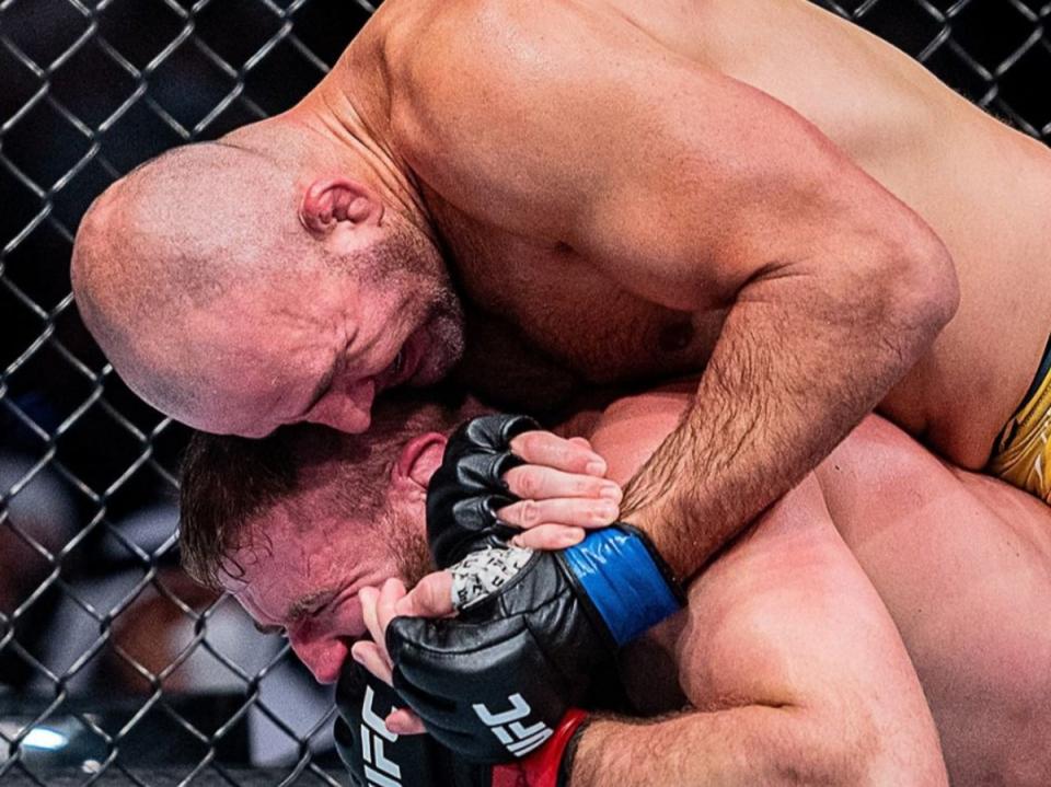Glover Teixeira submits Jan Blachowicz to become UFC light heavyweight champion (@UFC via Instagram)