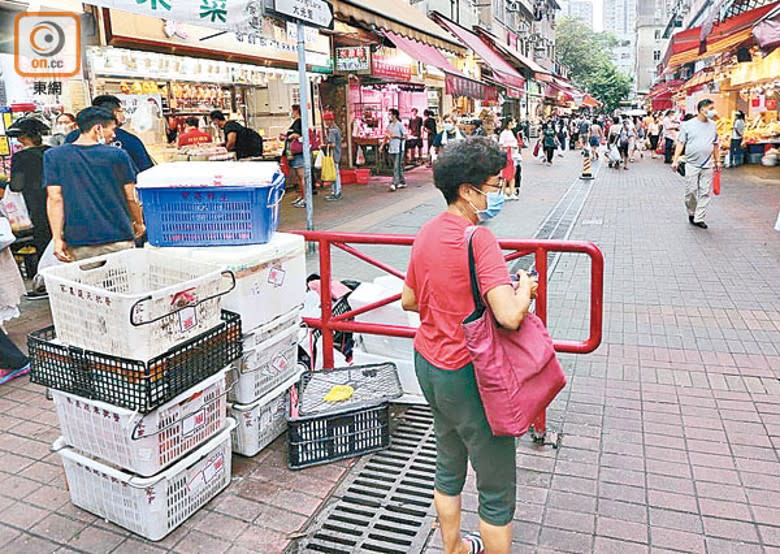 貨物亂放在行人路，有礙市容。