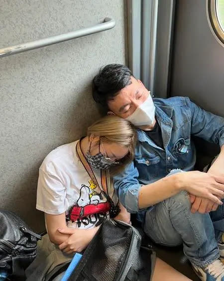 ▲李妍瑾在臉書發文澄清謠言，曬出和前夫在火車上相互依偎睡覺的甜蜜照片。（圖／翻攝自李妍瑾臉書）
