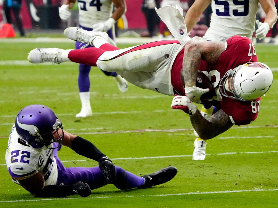 Maxx Williams dives forward against the Minnesota Vikings.