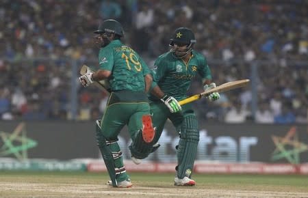 Cricket - India v Pakistan- World Twenty20 cricket tournament - Kolkata, India, 19/03/2016. Pakistan's Ahmed Shehzad (L) and Sharjeel Khan run between the wickets. REUTERS/Rupak De Chowdhuri