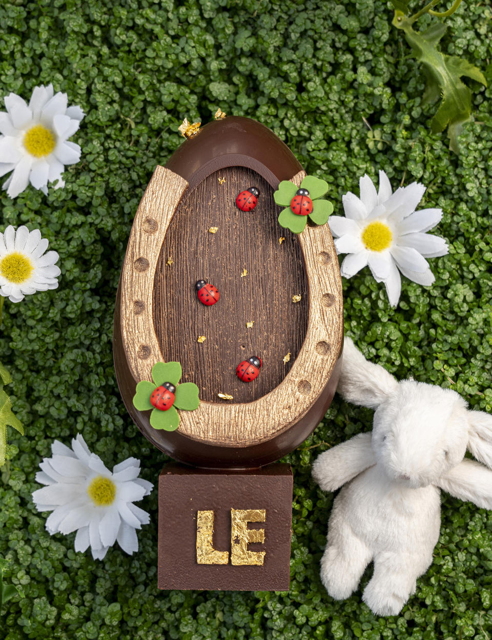 Lucky Egg, petit format : 39€, grand format : 99€<br><p> La chance est au rendez-vous au Drugstore ! Trèfle à quatre feuille, fer à cheval, coccinelles, mais aussi chocolat noir 70% ou chocolat au lait noisette, et animaux de Pâques en chocolat noir, lait, blanc et dulcey, tous les marqueurs de la chance et de Pâques sont présents !<br> <br> Disponibles à partir du 11 mars<br> <br> <b>Le Drugstore</b><br> 133, avenue des Champs-Élysées<br> 75008 Paris<br> <br> <a href="https://www.restaurant-le-drugstore.com/" rel="nofollow noopener" target="_blank" data-ylk="slk:https://www.restaurant-le-drugstore.com/;elm:context_link;itc:0;sec:content-canvas" class="link ">https://www.restaurant-le-drugstore.com/</a></p><br>