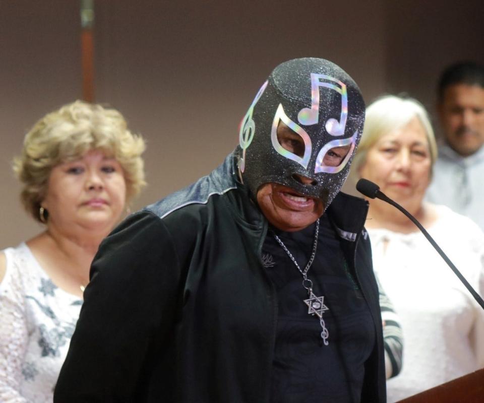 El Trovador Solitario is among professional wrestlers inducted into the Juárez Lucha Libre Hall of Fame.